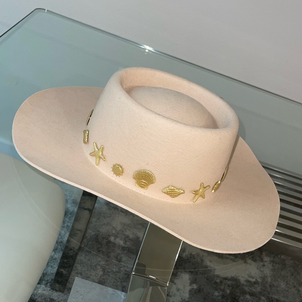Lack of color hat. 59 cm large shell seaside